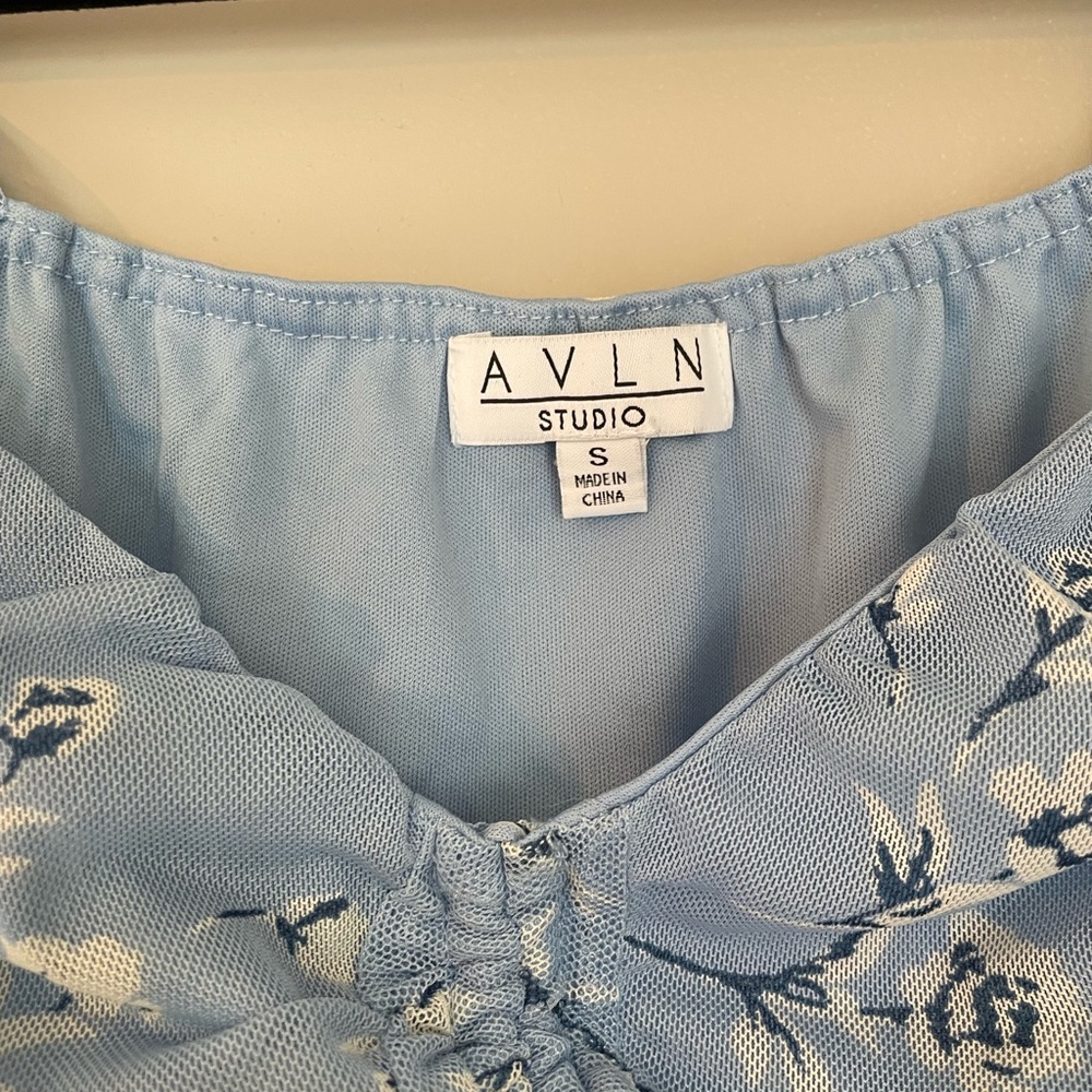 Trendy Ruched Crop Top - Picture 4 of 5